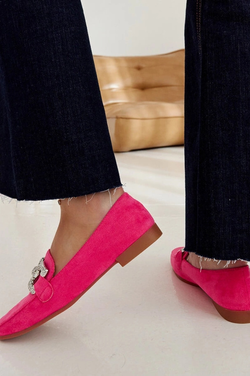 Mocassins roses décorés d'une chaîne... Mocassins roses décorés d'une chaîne...