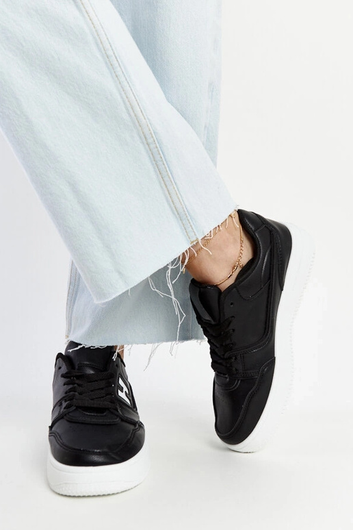 Baskets noires sur une plateforme... Baskets noires sur une plateforme...