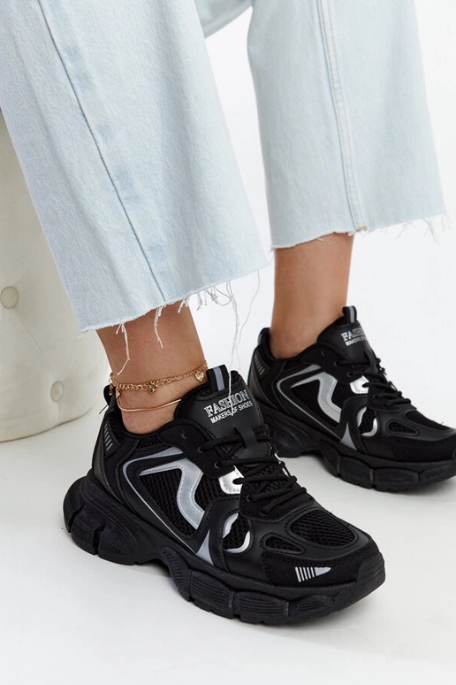 Baskets noires avec une semelle... Baskets noires avec une semelle...