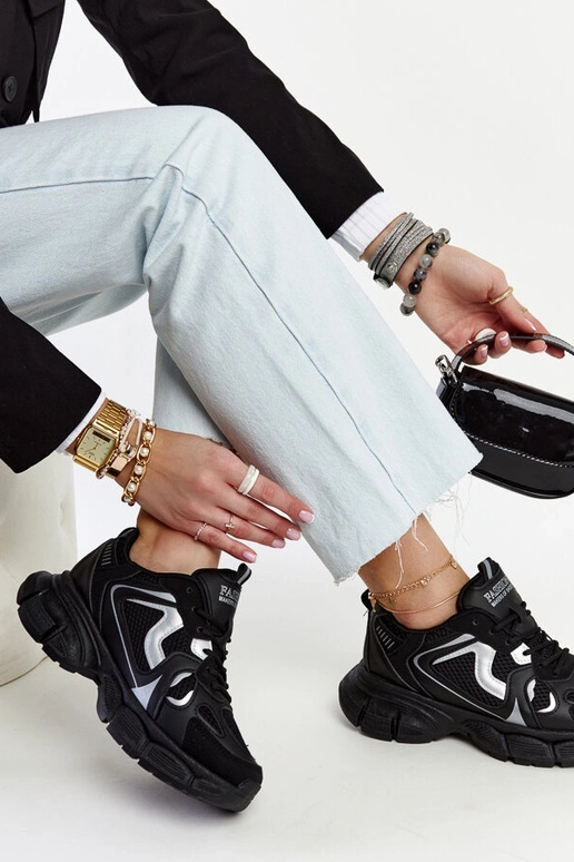 Baskets noires avec une semelle... Baskets noires avec une semelle...