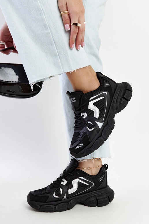 Baskets noires avec une semelle... Baskets noires avec une semelle...