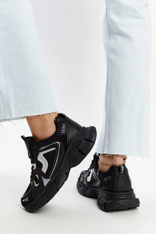 Baskets noires avec une semelle... Baskets noires avec une semelle...