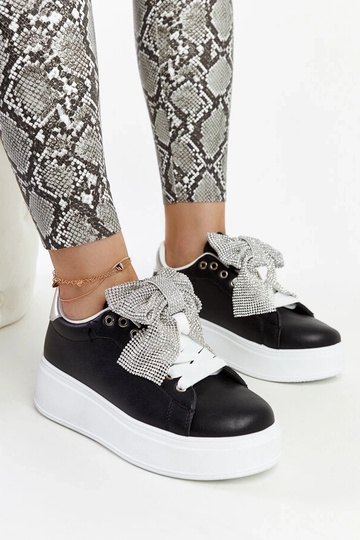 Baskets noires sur une...