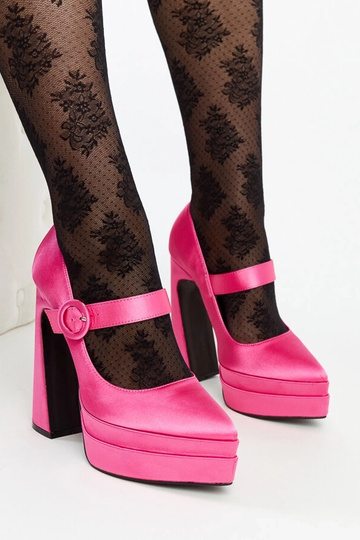 Les escarpins à talons hauts rose foncé de Mike