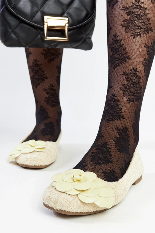 Ballerines jaunes avec une fleur...