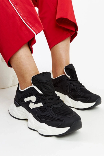 Baskets noires avec une...