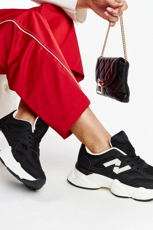 Baskets noires avec une semelle...