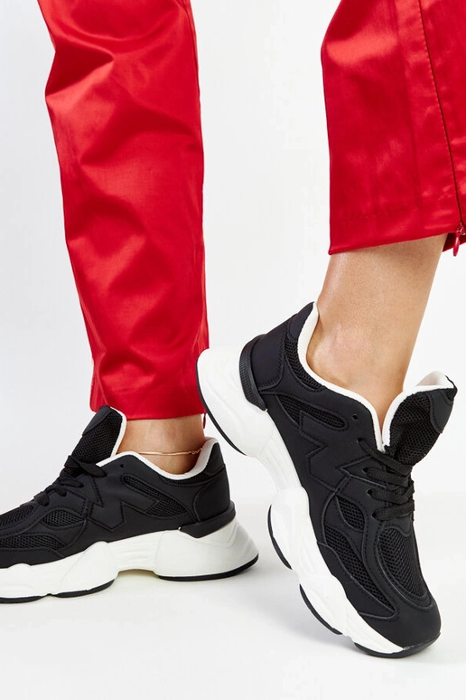 Baskets noires avec une semelle...