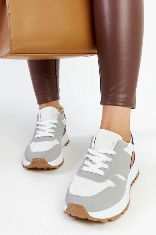 Baskets multicolores sur la...