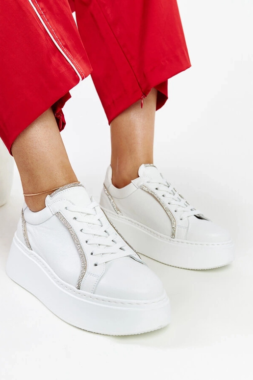 Sneakers blanches en cuir avec strass... Sneakers blanches en cuir avec strass...
