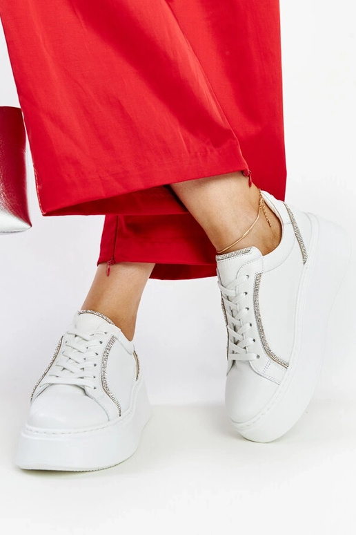 Sneakers blanches en cuir avec strass... Sneakers blanches en cuir avec strass...