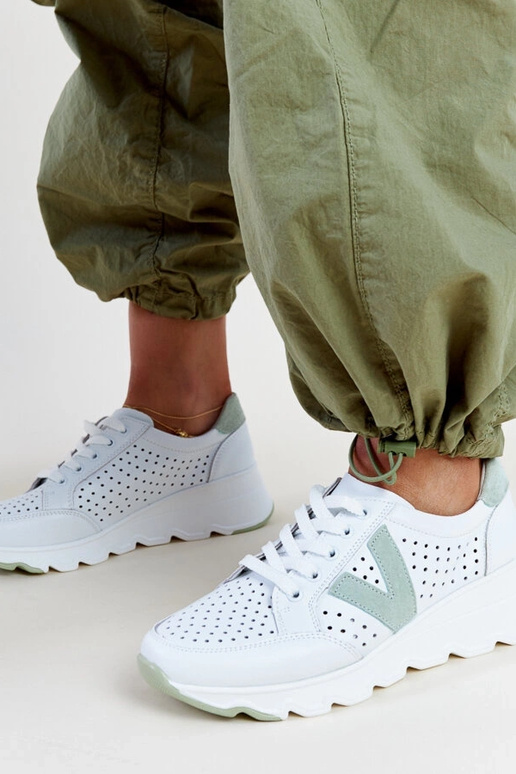 Sneakers blanches en cuir ajourées...