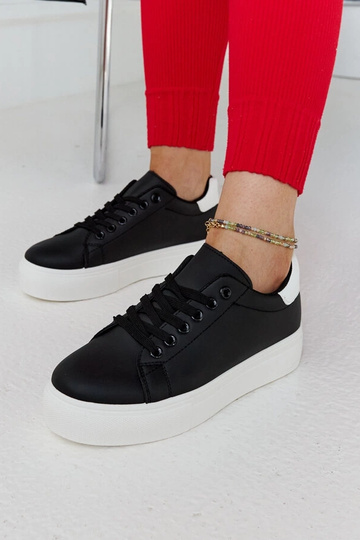 Baskets noires et blanches...