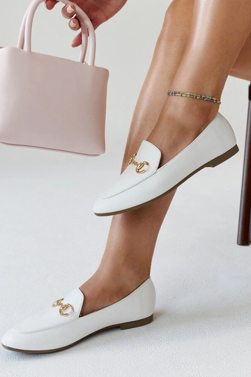 Mocassins blancs à boucle... 2