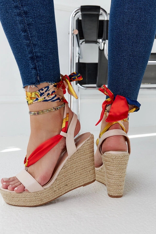 Sandales compensées à lacets beiges... Sandales compensées à lacets beiges...