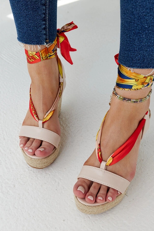 Sandales compensées à lacets beiges... Sandales compensées à lacets beiges...