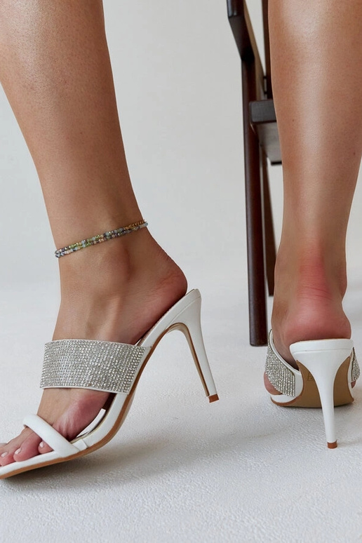 Mules blanches à talons hauts ornées...