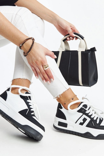 Baskets noires et blanches...