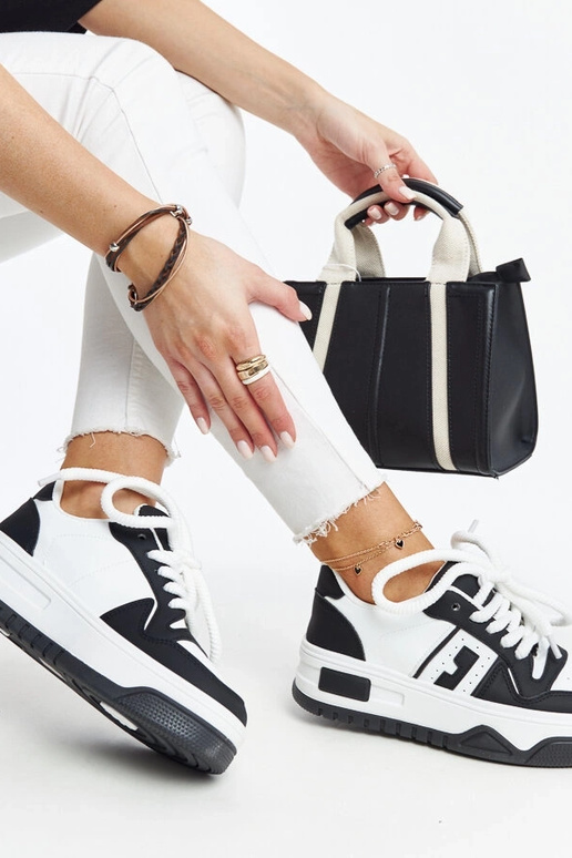 Baskets noires et blanches à semelle...