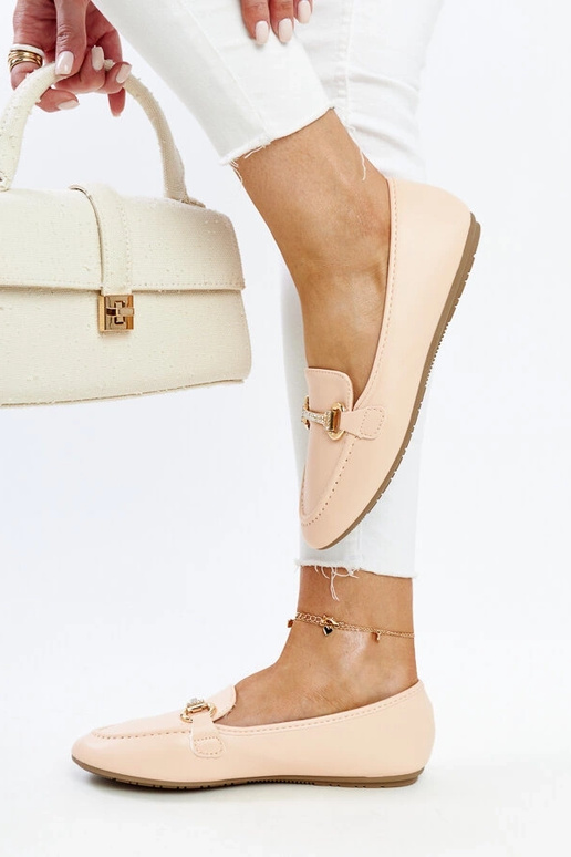 Mocassins beiges à boucle décorative...