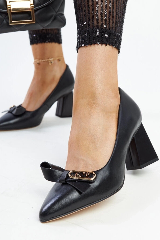 Escarpins à talons noirs en cuir...