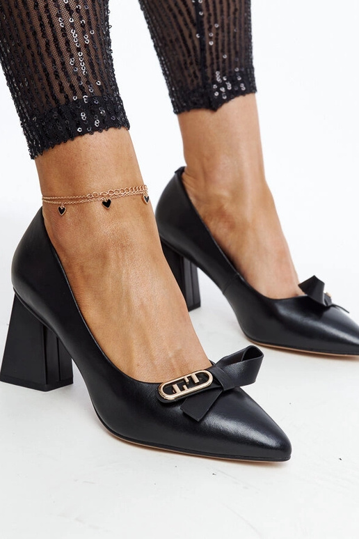 Escarpins à talons noirs en cuir...