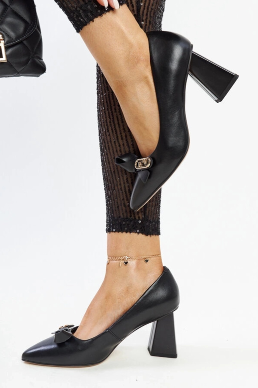 Escarpins à talons noirs en cuir...