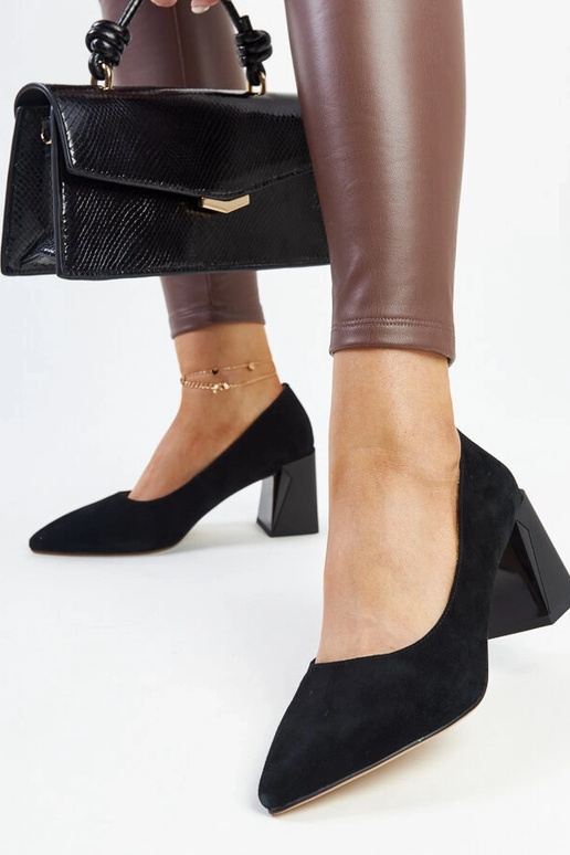 Escarpins en cuir noir avec talon... Escarpins en cuir noir avec talon...