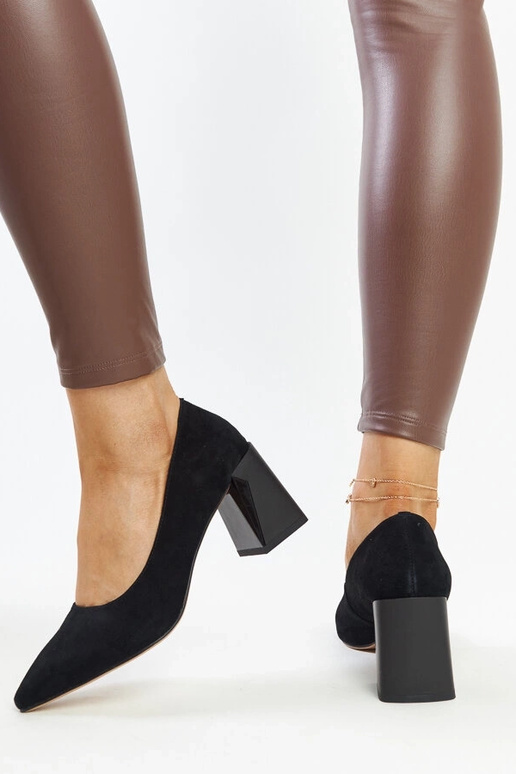 Escarpins en cuir noir avec talon... Escarpins en cuir noir avec talon...