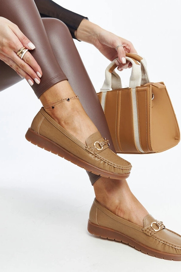 Mocassins à boucle beige... 2