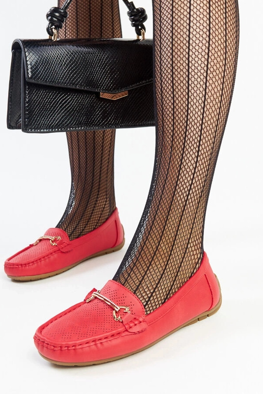 Mocassins rouges à boucle décorative... Mocassins rouges à boucle décorative...