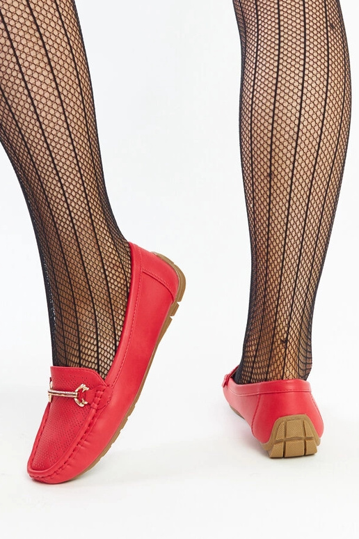 Mocassins rouges à boucle décorative... Mocassins rouges à boucle décorative...