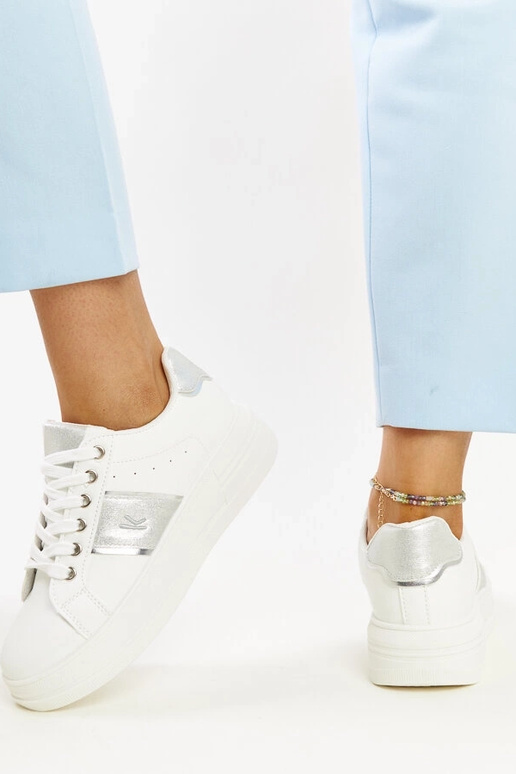 Baskets blanches et argentées avec...