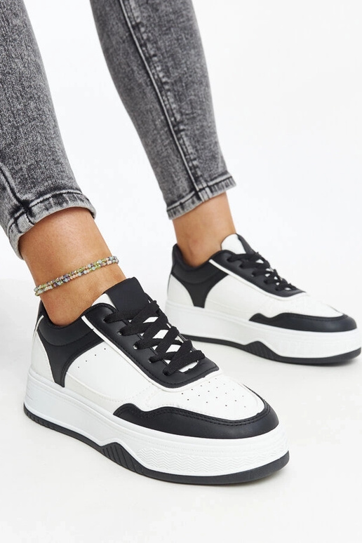 Baskets noires et blanches avec une...