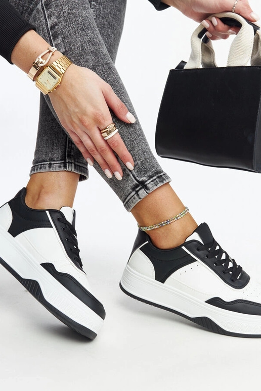 Baskets noires et blanches avec une...