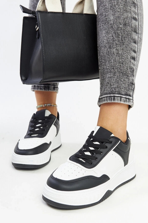 Baskets noires et blanches avec une...