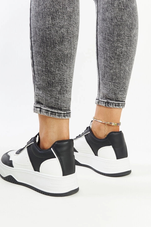 Baskets noires et blanches avec une...