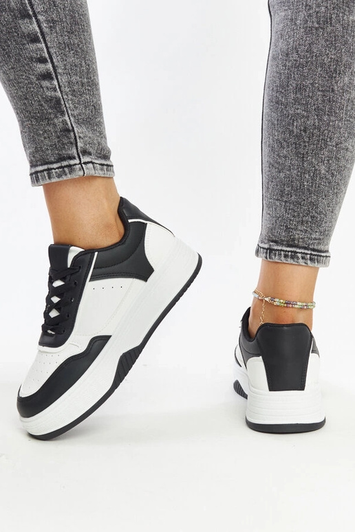 Baskets noires et blanches avec une...