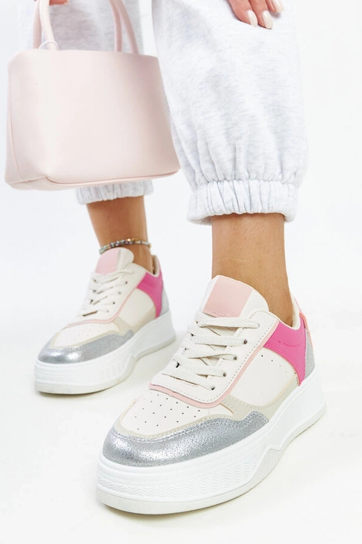 Baskets blanches et roses avec une...