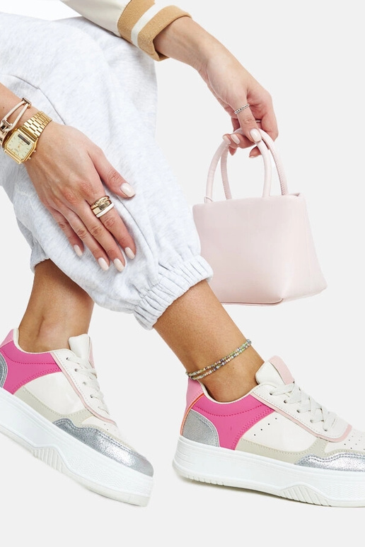 Baskets blanches et roses avec une...