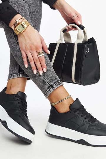 Baskets noires avec une... 2