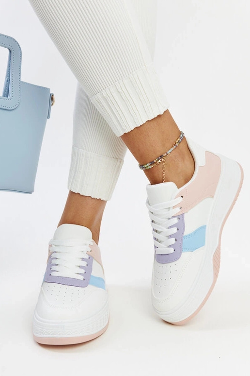 Baskets blanches et roses avec une...