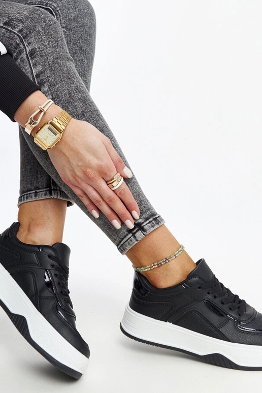 Baskets noires à semelle plus épaisse...