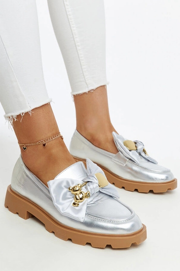 Mocassins argentés avec une épingle de sûreté décorative Bogumila