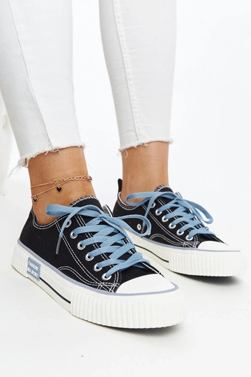 Baskets noires à lacets... 2