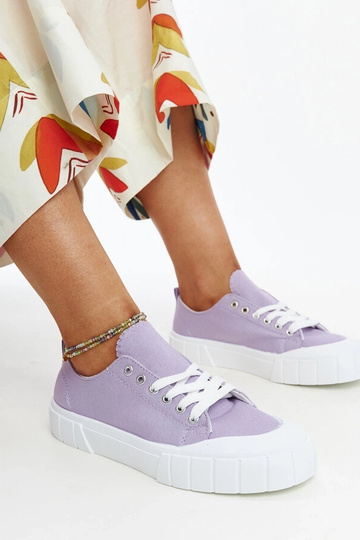 Les baskets en tissu violet d'Eduard