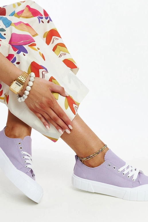 Les baskets en tissu violet d'Eduard