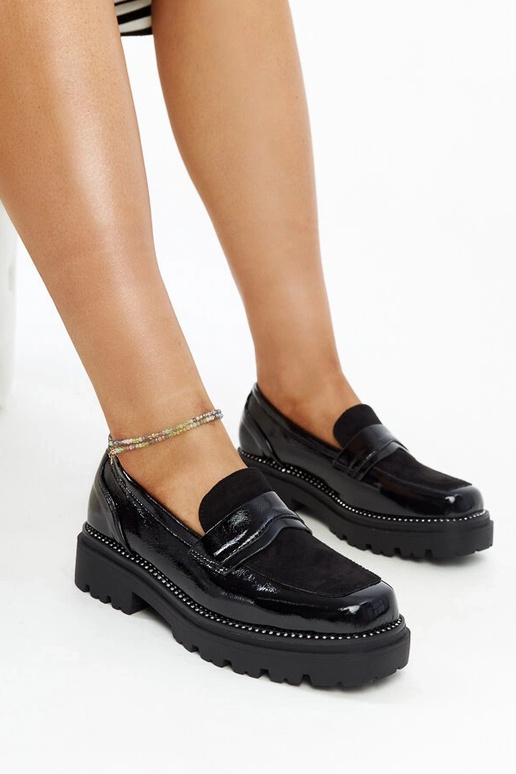 Chaussures en cuir verni noir avec... Chaussures en cuir verni noir avec...