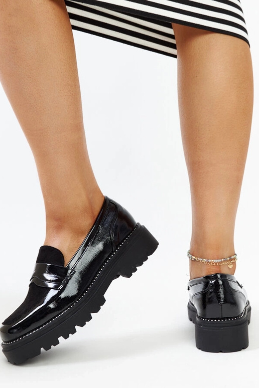 Chaussures en cuir verni noir avec... Chaussures en cuir verni noir avec...