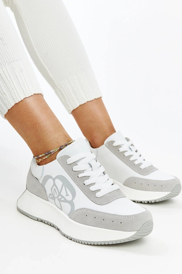 Baskets en cuir blanc et...